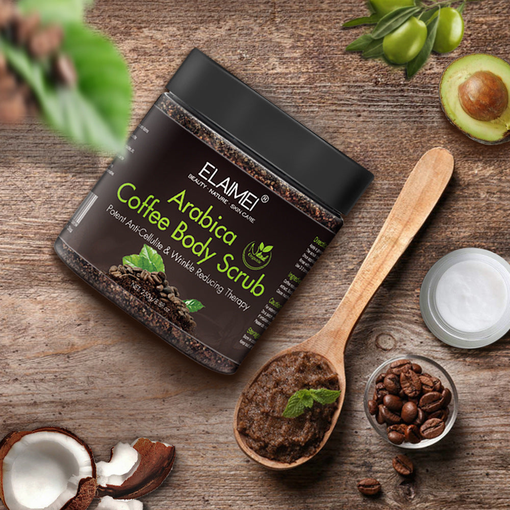 Arabica Coffee Body Scrub auf einem Holztisch mit Kaffeebohnen, Kokosöl und einem Holzlöffel.